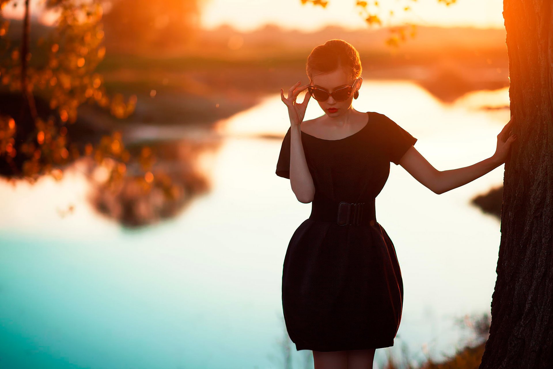 figur kleid brille sonnenuntergang oksana mansurova