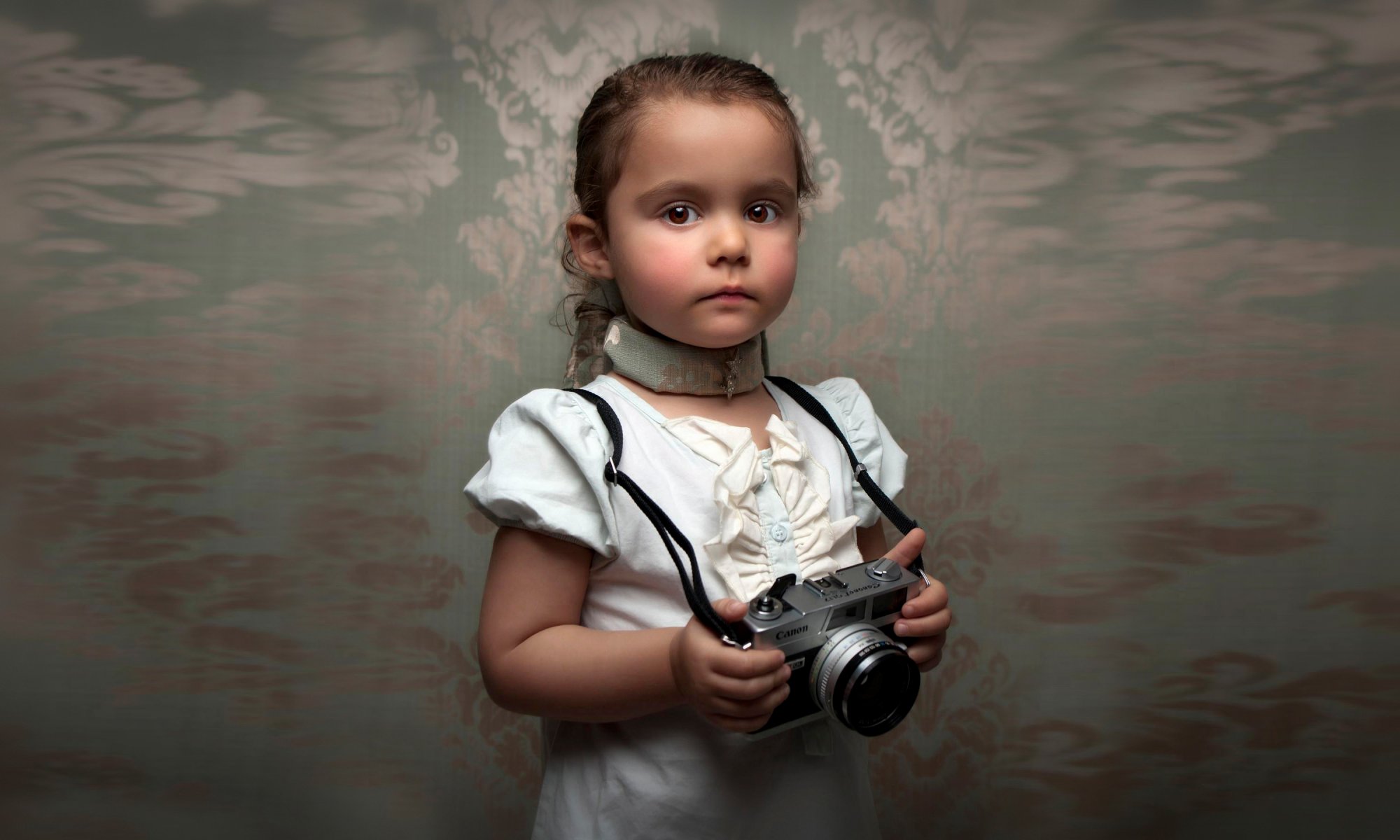 bambino retrò ragazza ritratto macchina fotografica sfocatura