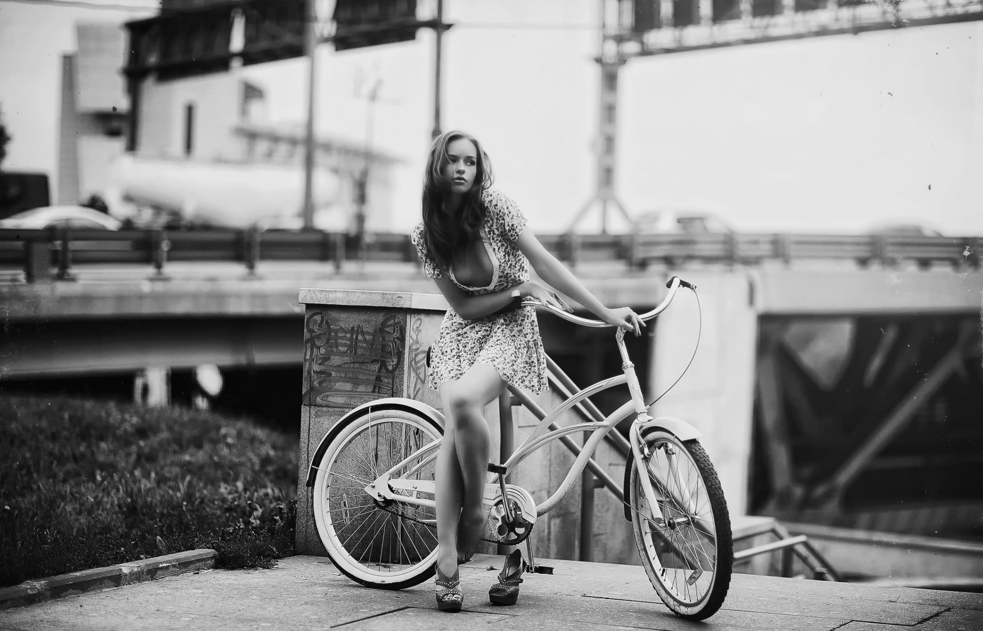 karen abramian ragazza bicicletta stile retrò graffi bh