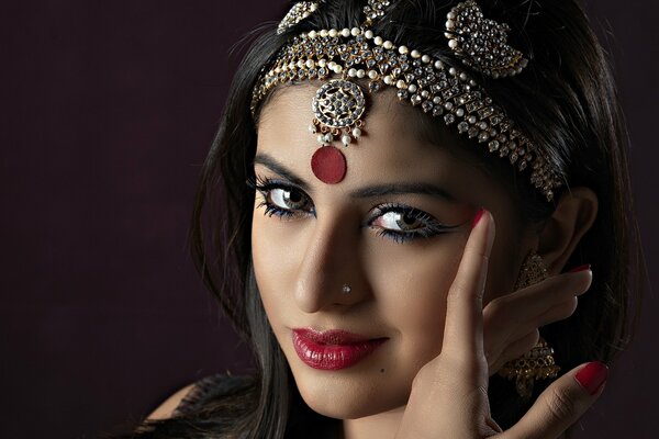 Photo portrait of an Indian girl with jewelry