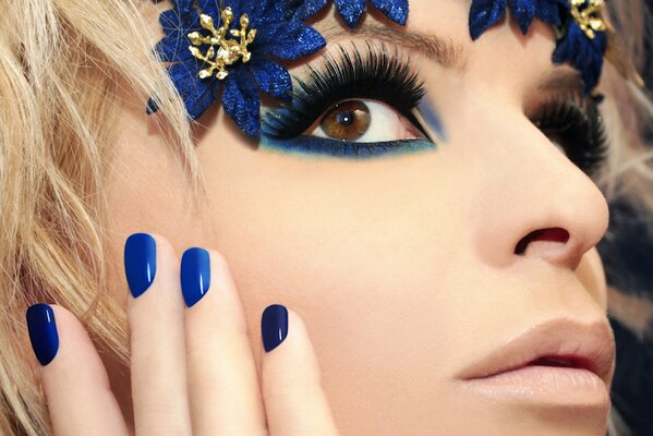 Trucco blu per ragazza bionda