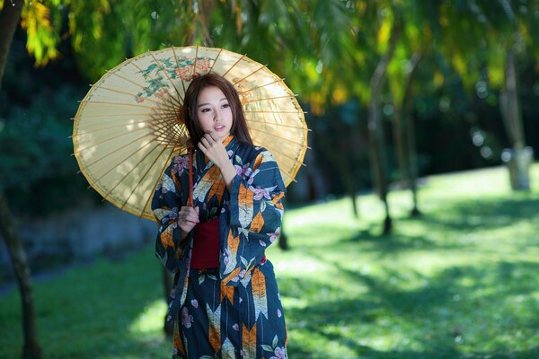 Fille asiatique avec parapluie belle photo