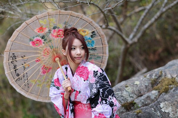 Девушка азиатка, в стильном наряде с зонтом