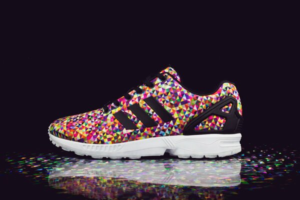 Regenbogenfarbene Turnschuhe der Marke Adidas