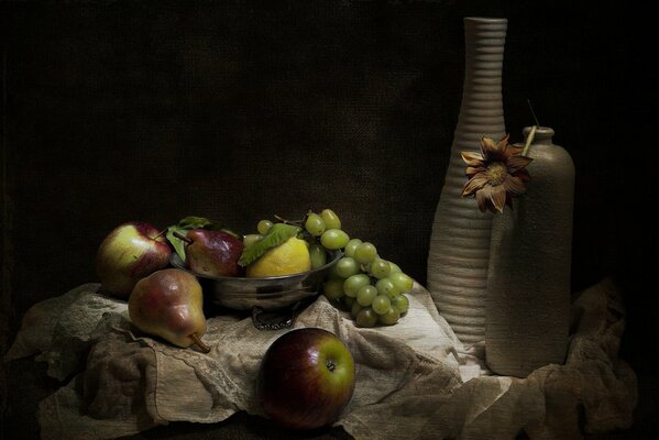 Nature morte Vintage. Vase, bol de fruits