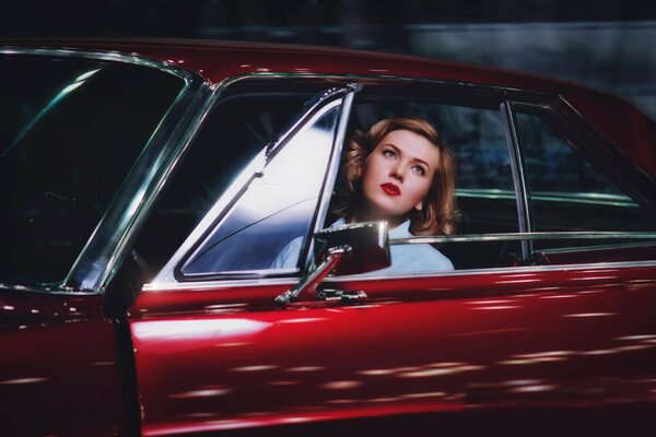 Rousse Babe en voiture rouge