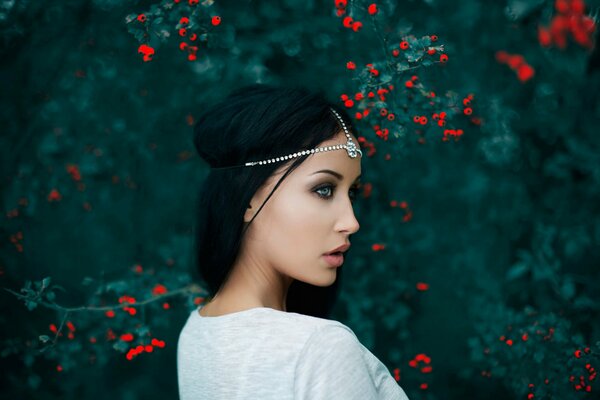 Retrato de una hermosa chica en la naturaleza