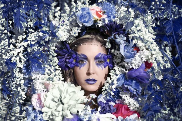 Visage de la jeune fille sur fond de fleurs