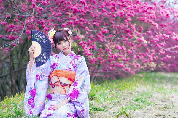 Chica japonesa en un hermoso Jardín de primavera