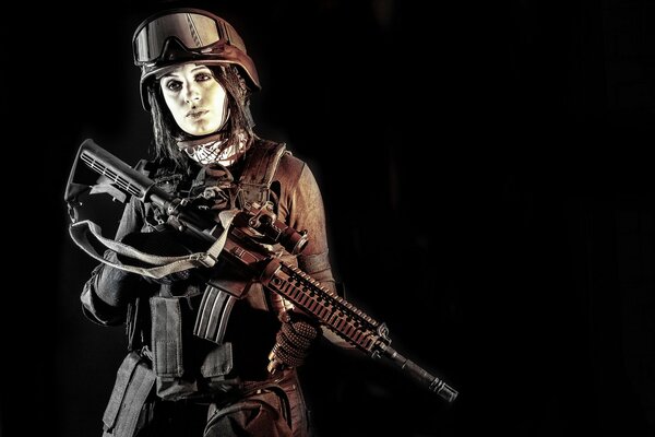 Боевая девушка в экипировке с штурмовой винтовкой