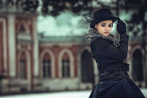 Anna Karenina in un ritratto con un cappello elegante