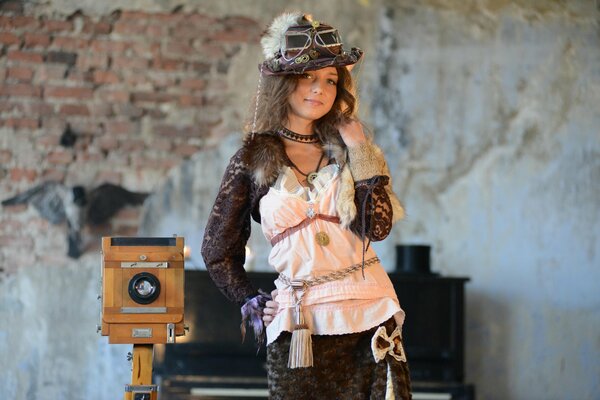 Девушка в винтажной одежде рядом со старинным фотоаппаратом