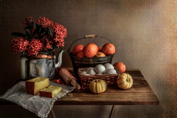 Stillleben Blumen in der Teekanne, Brot, Orangen und Kürbisse