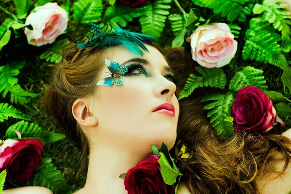 Dziewczyna w makijażu z motylami i różami