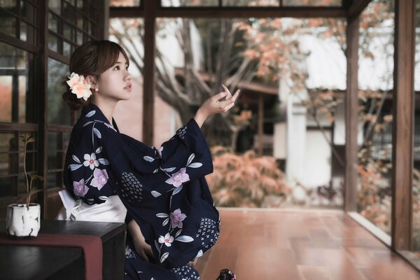Восточная девушка в кимоно