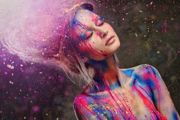 Mädchen mit geschlossenen Augen in Holi-Farben