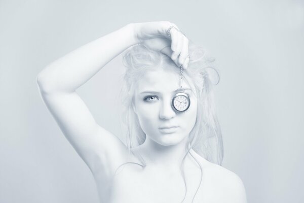 Retrato de una chica con un reloj de estilo blanco