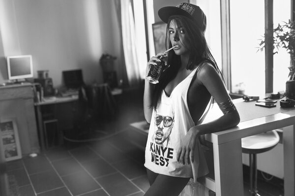 Fille en t-shirt et casquette de baseball avec Cola