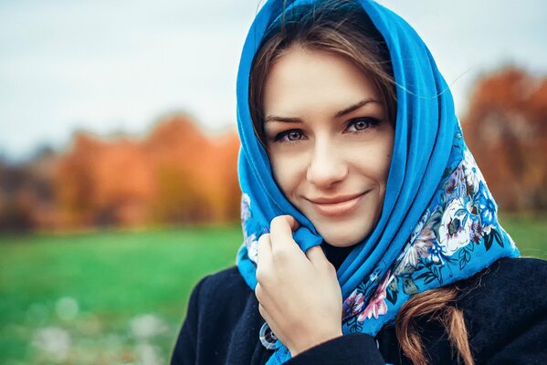 Aux yeux bruns beauté russe dans un foulard bleu