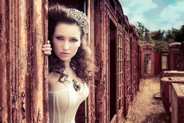 Fille aux cheveux ondulés en corset