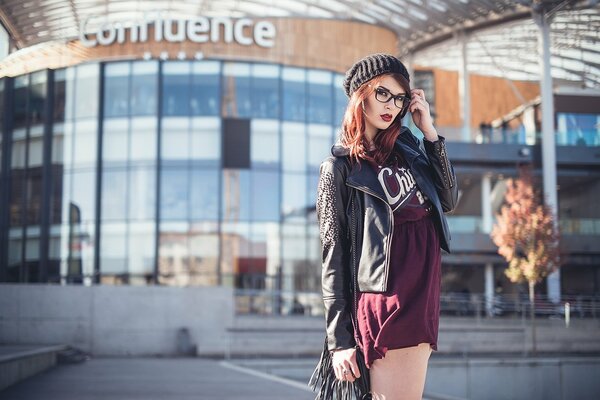 Elegante chica en un paseo con la mirada de una Leona