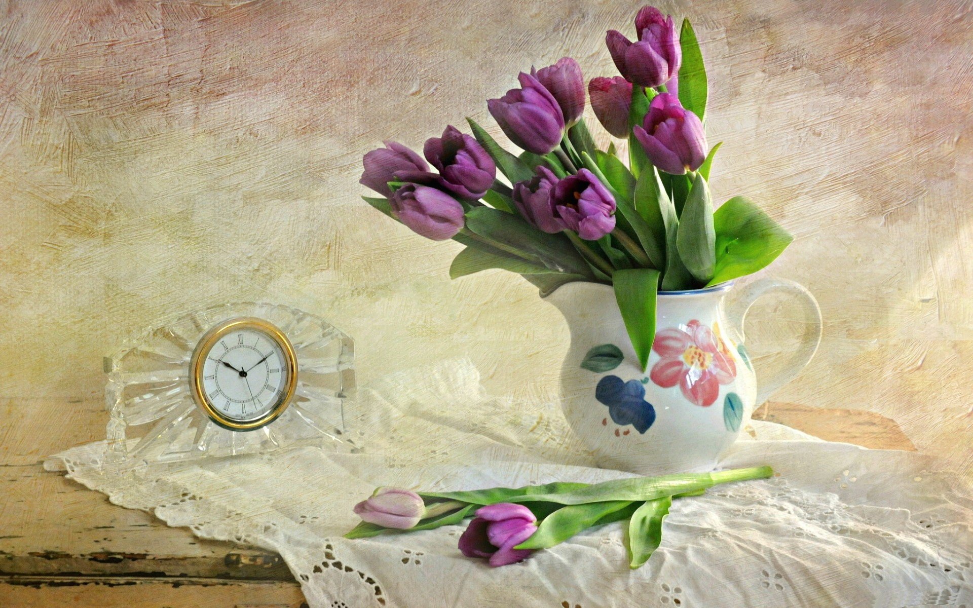 tulpen lila vase uhr tischdecke tisch wand