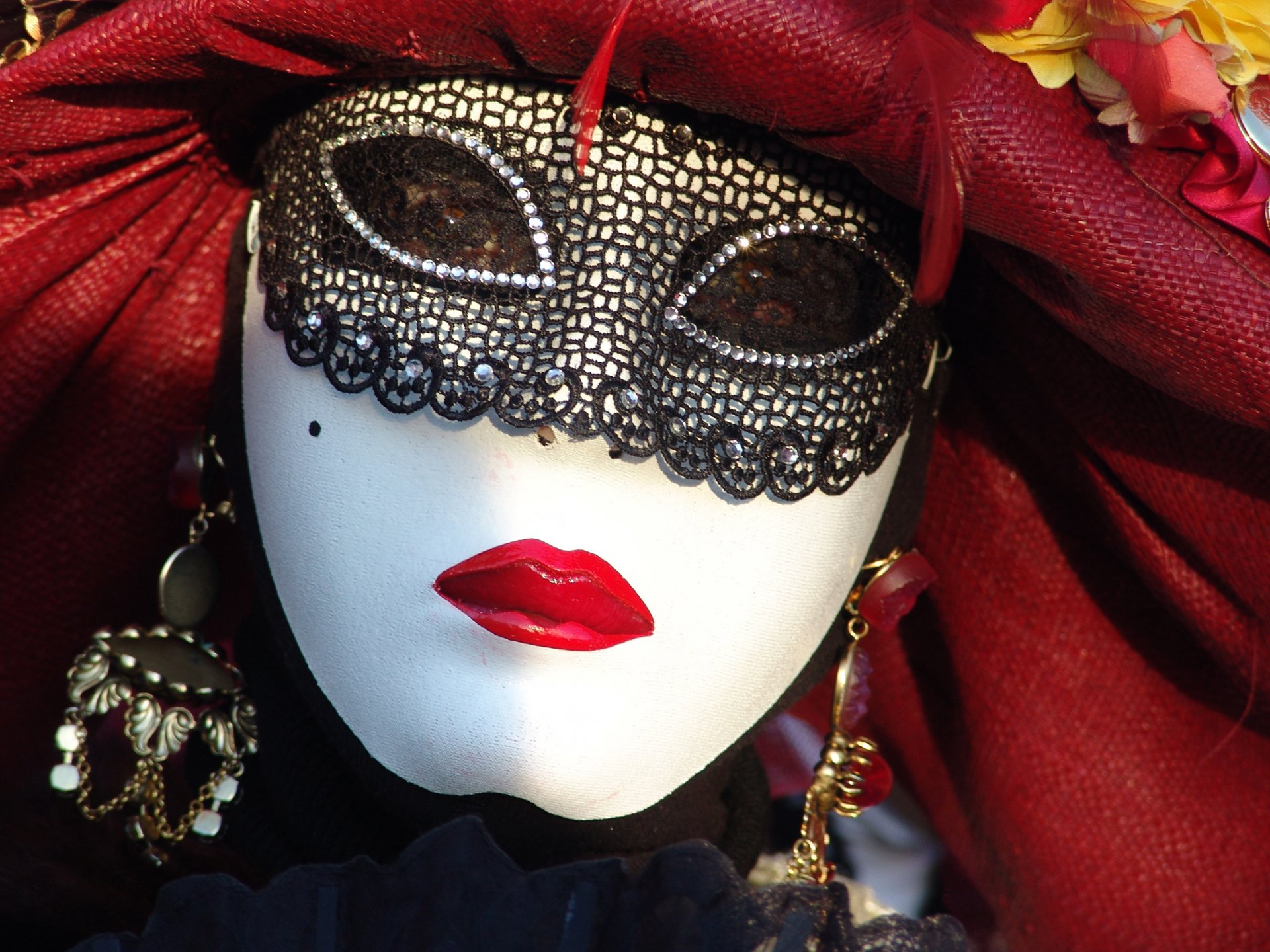 maschera carnevale rosso bianco tessuti