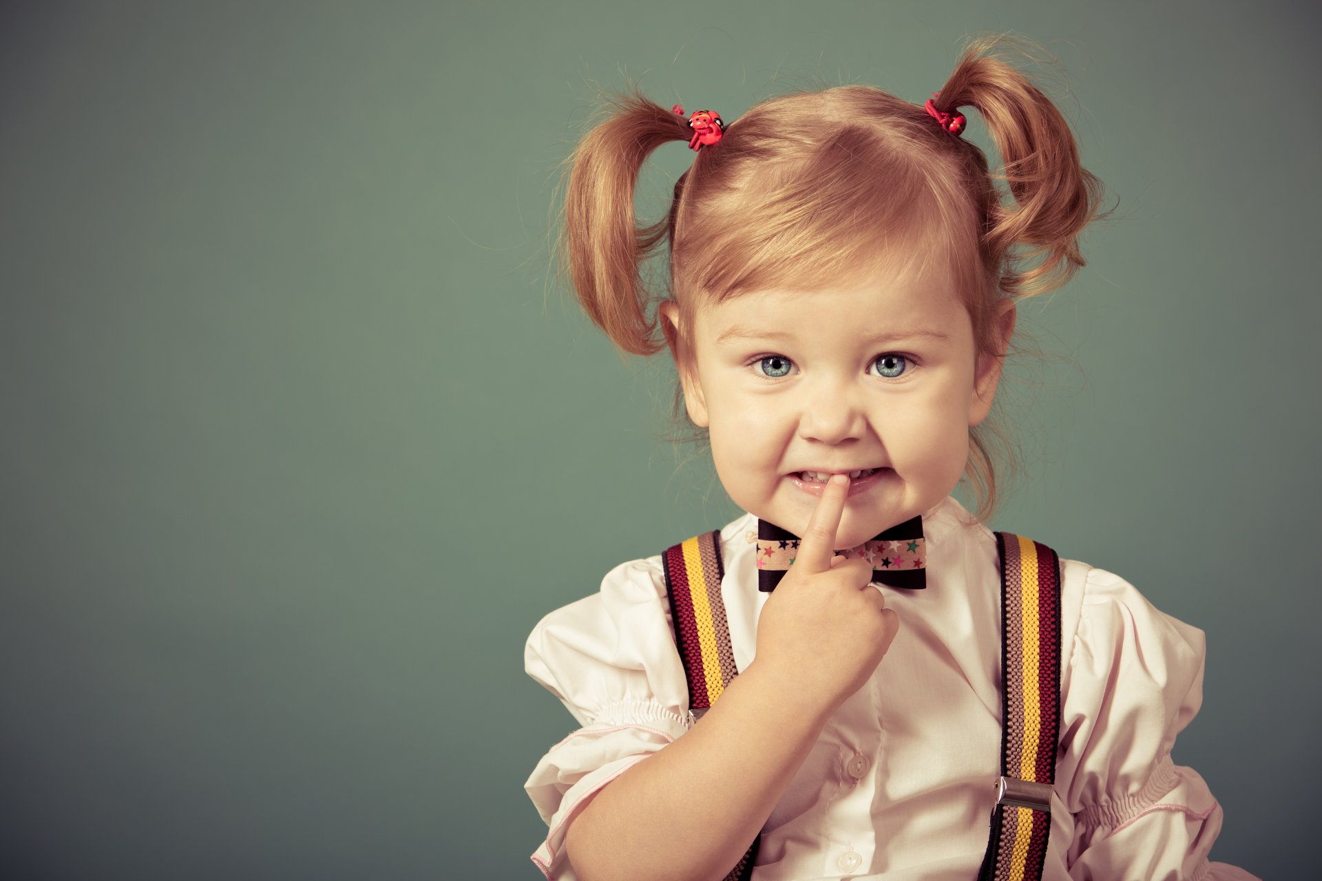 elegante joven rubio enojado chica moda arco del pelo bebé infancia tirantes rubia enojado hermosa chica pequeña moda arco del pelo niños lindo