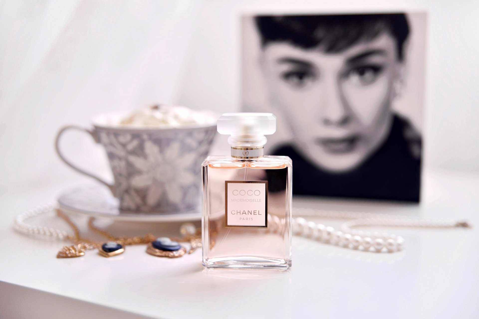 chanel coco mademoiselle parfüm tasse untertasse perlen schmuck anhänger ketten porträt gesicht mädchen audrey hepburn