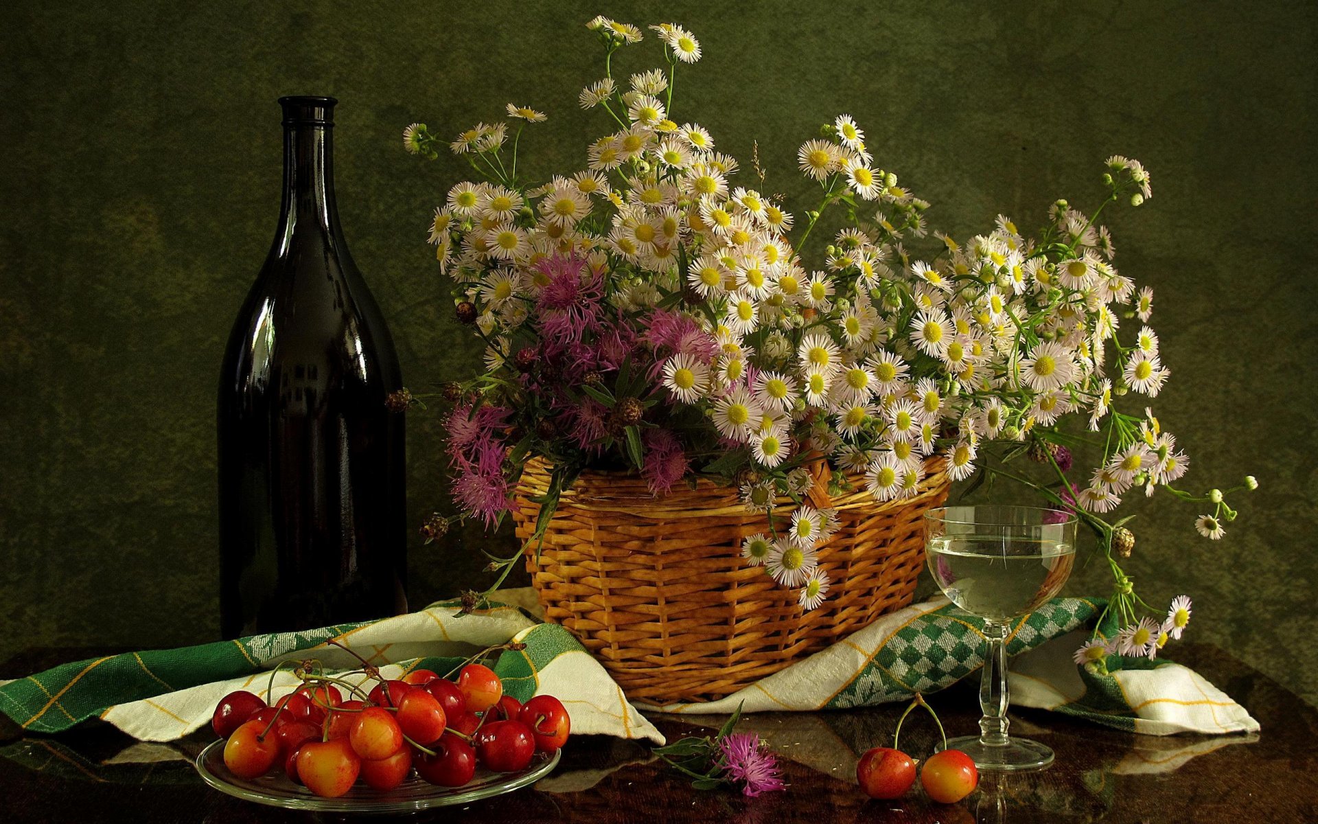 nature morte panier fleurs chrysanthèmes bouteille verre vin cerise serviette