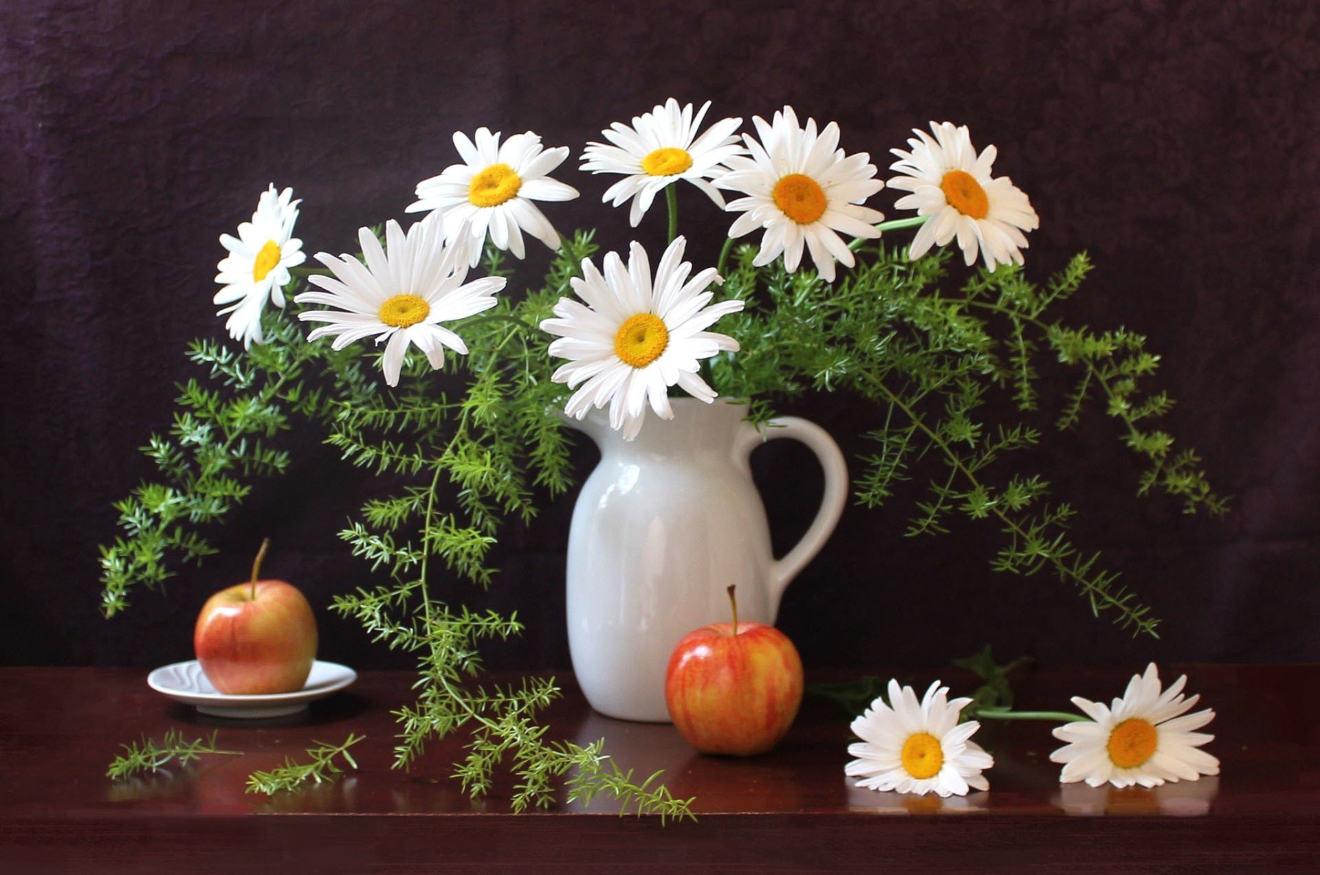 pichet marguerites légumes verts pommes assiette table