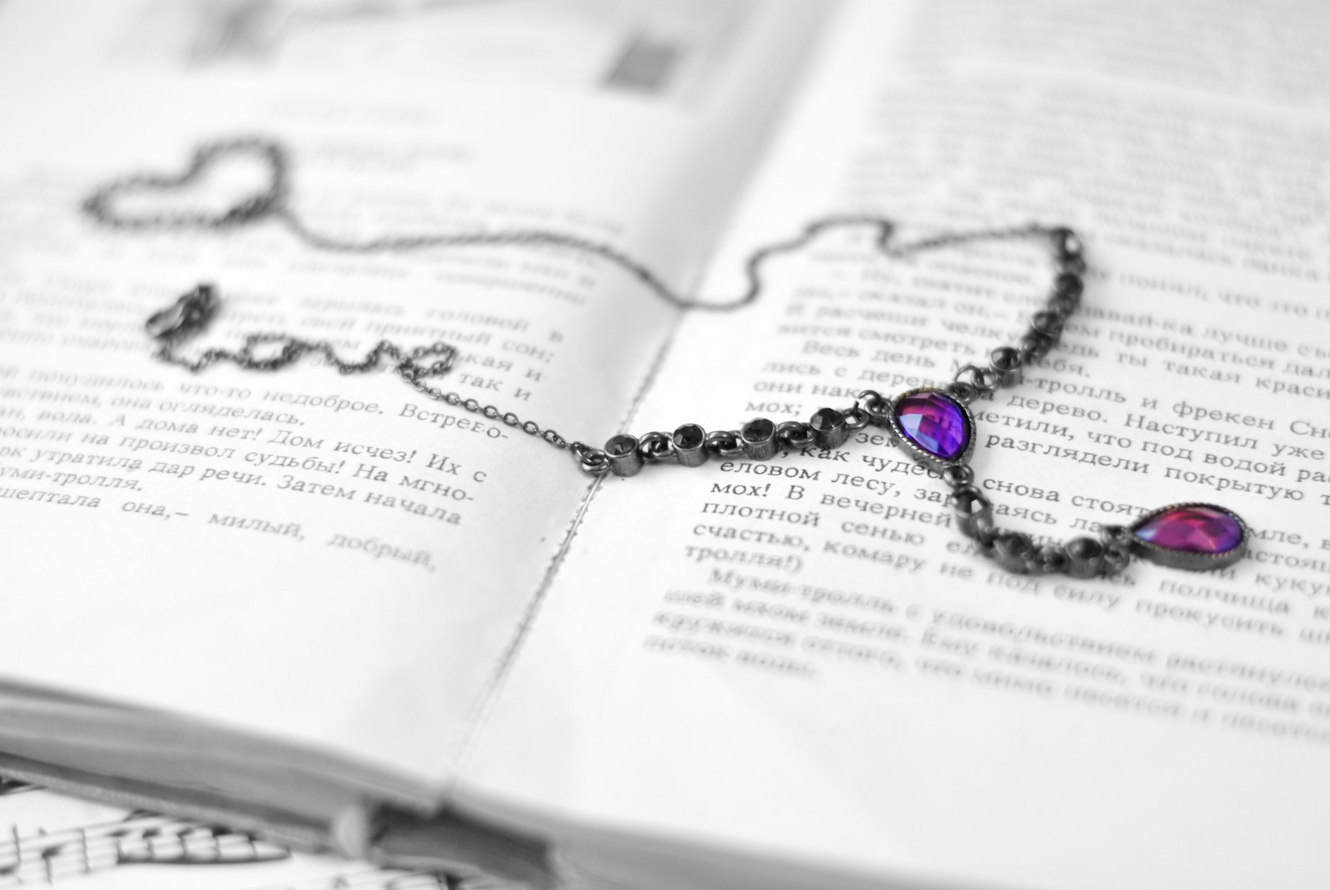 style décoration accessoire collier chaîne pendentif pierres violet livre livre pages texte fond d écran