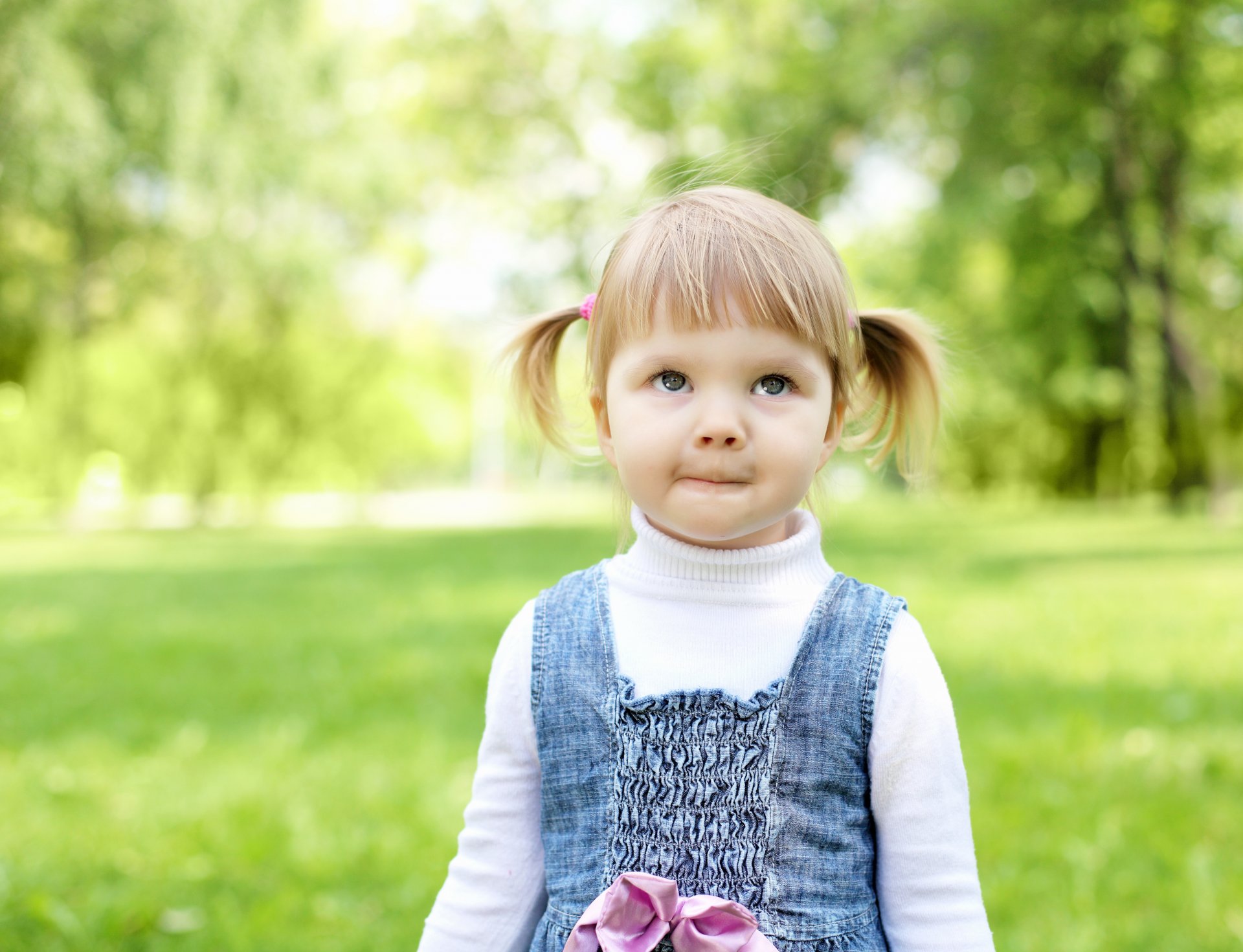 ragazza alla moda felicità bambino infanzia bambina bionda bella stile felice parco alberi giardino bambini divertente bambina bionda bella carina felice alberi