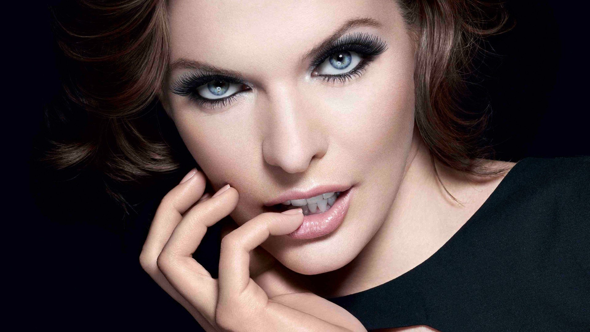 milla jovovich girl aktrisak style face hand view eye