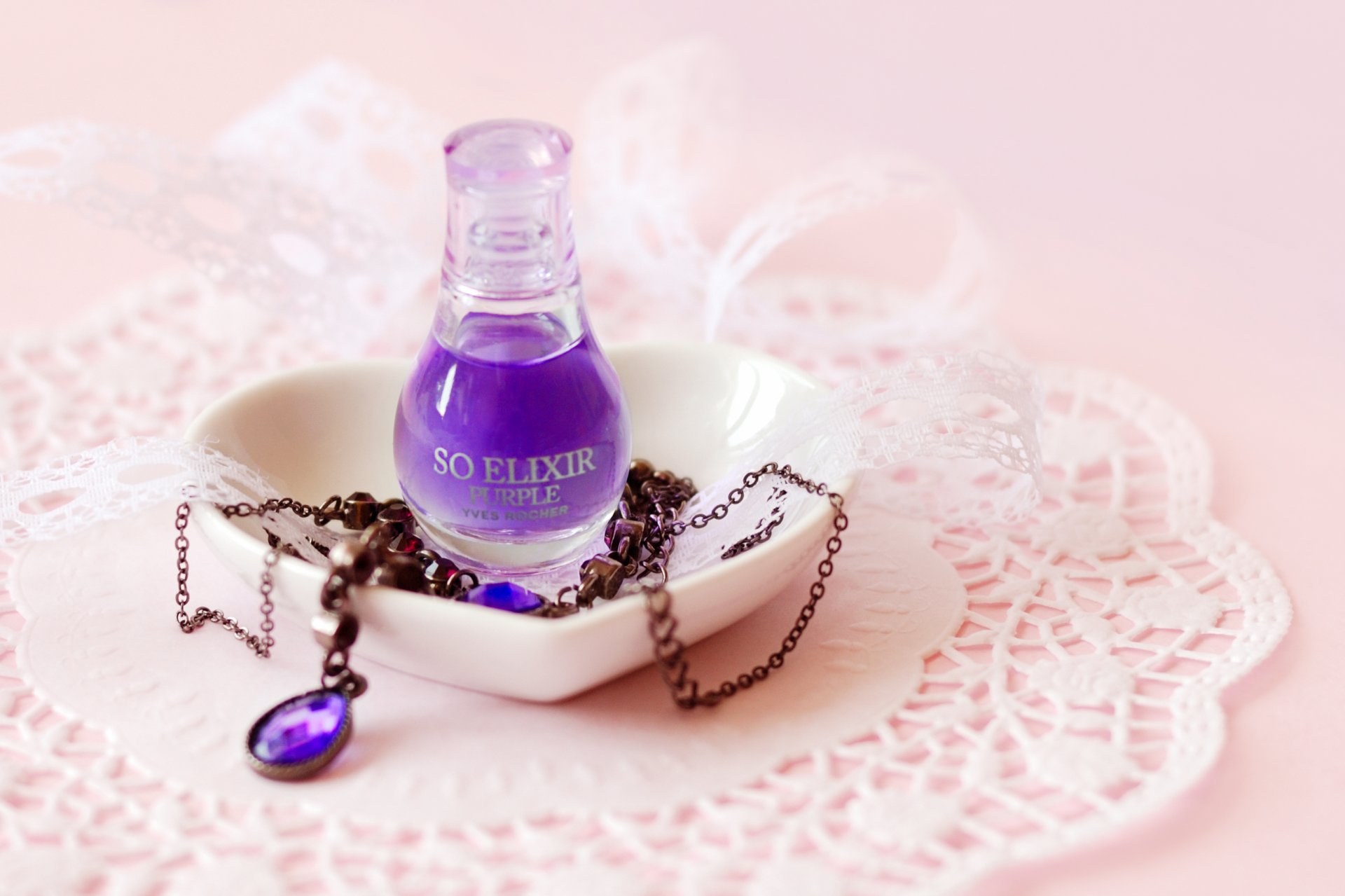 tyle decoration accessory chain necklace purple stone elixir liquid napkin lace background wallpaper