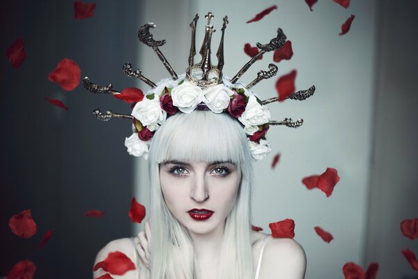Chica en una corona de rosas rojas y blancas
