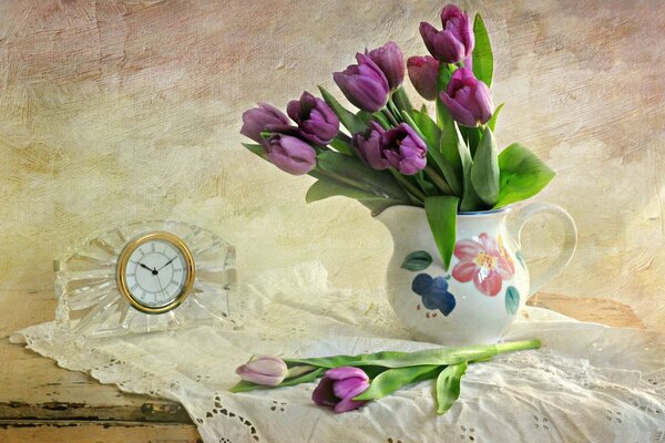 Фиолетовые тюльпаны в вазе на столе