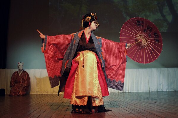 Cosplay su una geisha mascherata e un gatto