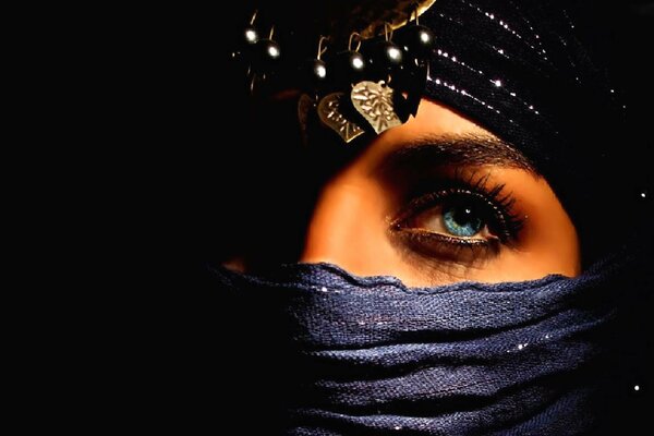 Oriental fille dans un foulard avec des yeux bleus