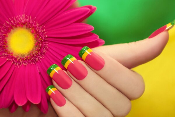 Manicure rosa con strisce colorate su sfondo Gerber