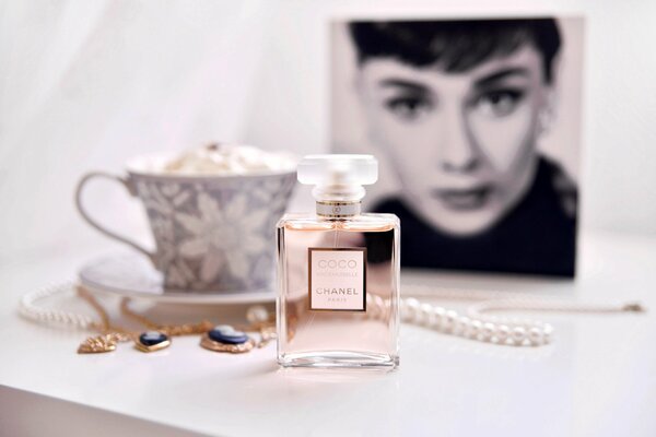 Chanel Coco Mademoiselle sullo sfondo della tazza