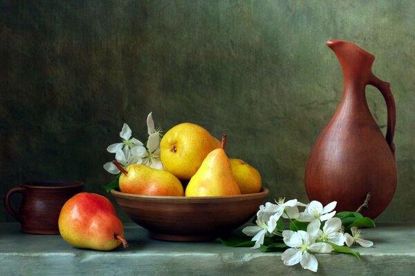 Nature morte. Poires, fleurs et pichet