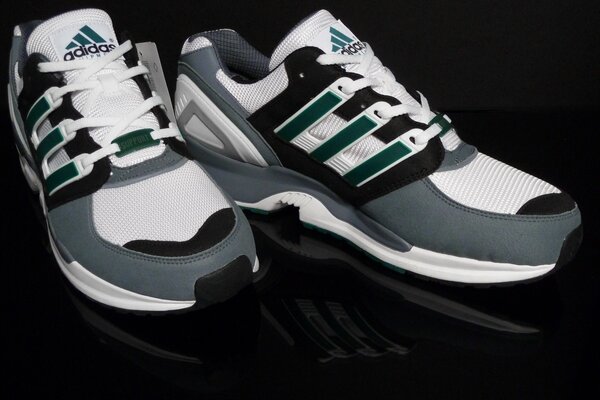 Adidas Scarpe da corsa sportive una coppia