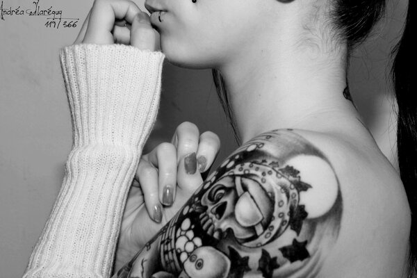 Schönes Mädchen mit Tattoo auf der Schulter