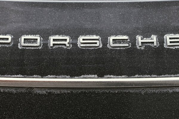 Coche en copos de nieve en nieve porsche