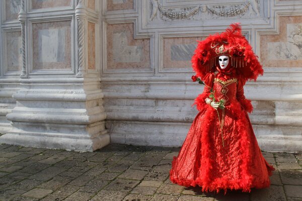 Chica con vestido de carnaval rojo