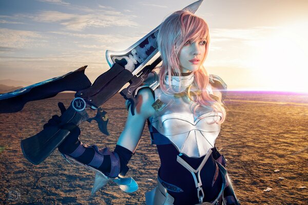 Ragazza ha fatto cosplay su una donna guerriera nel deserto