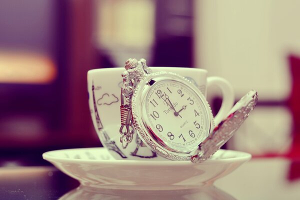 Soucoupe avec tasse et belle horloge