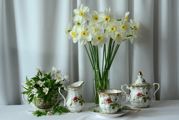 Juego de té y flores blancas