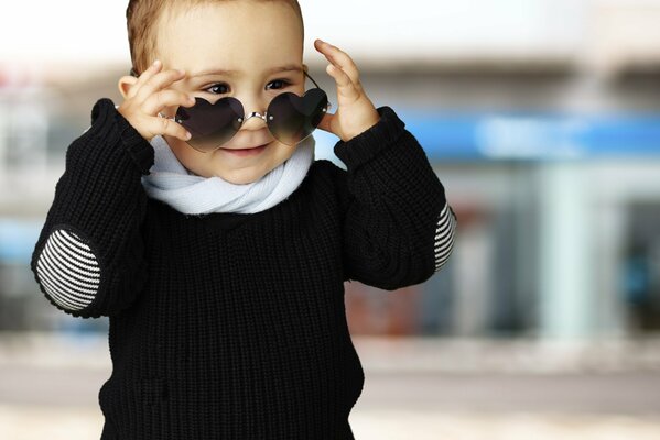 Enfant élégant dans des lunettes de soleil à l extérieur